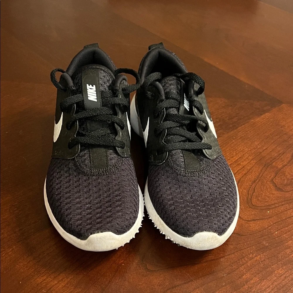 Nike Roshe Kids Black Golf Sneakers - Picture 2 of 5